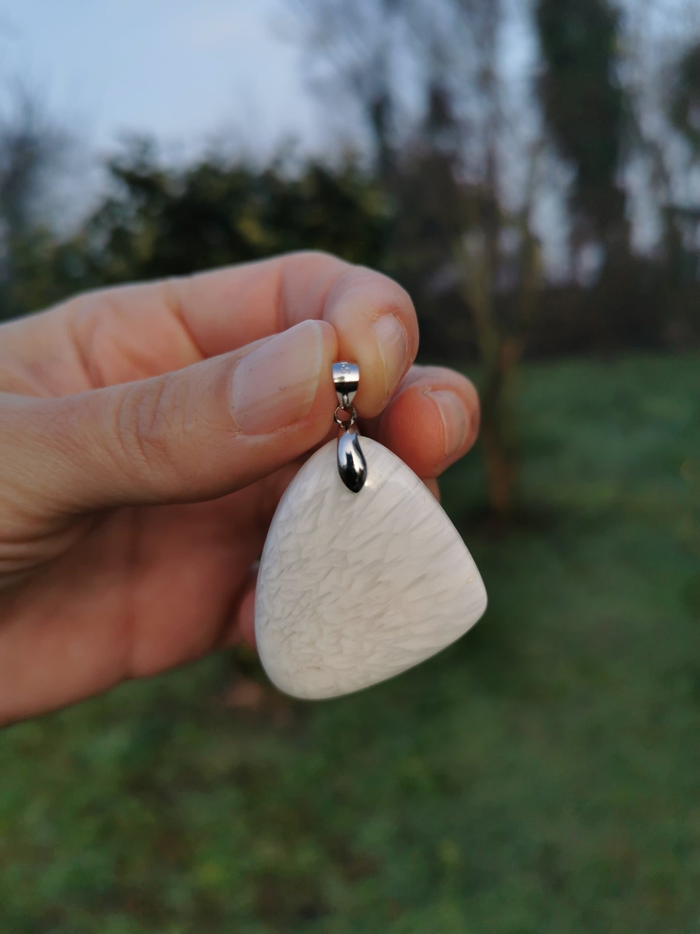 Pendentif en scolécite avec sa chaîne