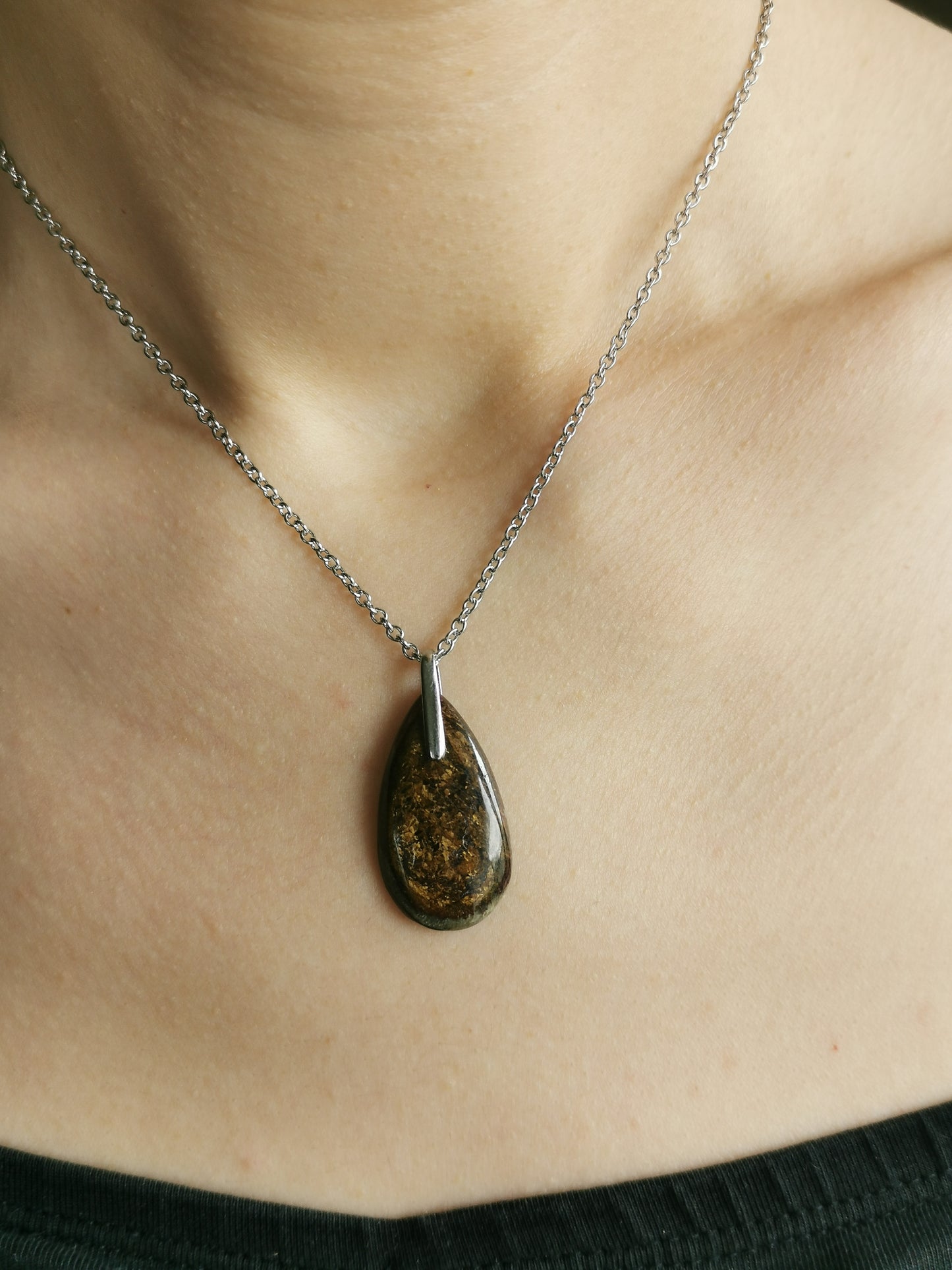 Pendentif en bronzite avec sa chaîne