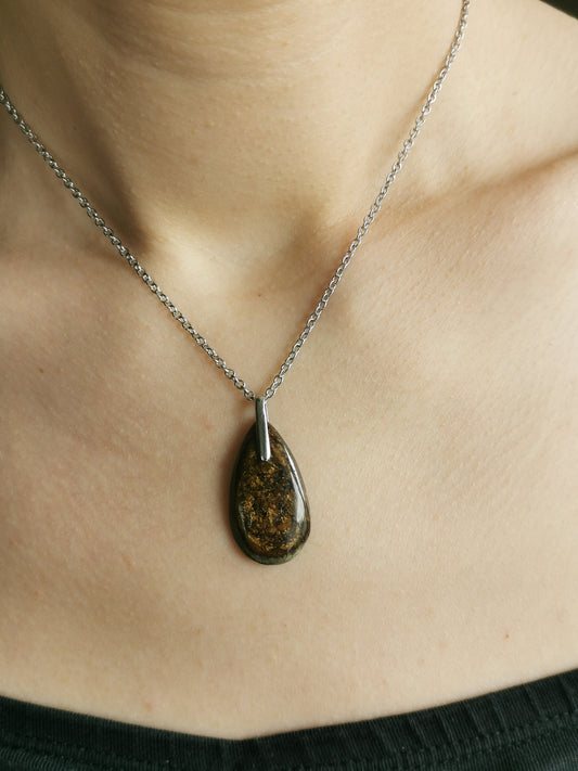 Pendentif en bronzite avec sa chaîne