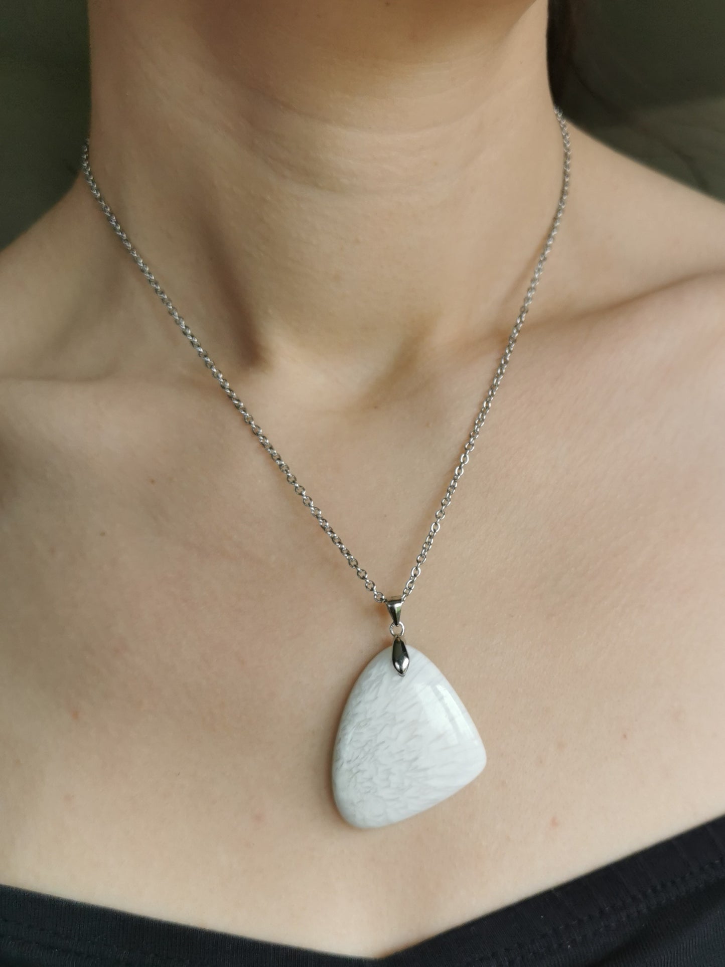 Pendentif en scolécite avec sa chaîne