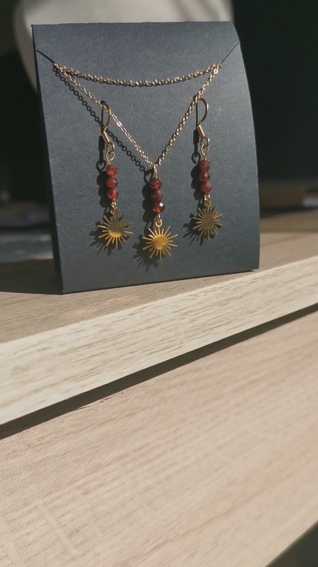 parure-collier-boucles-d-oreilles-soleil-eternel-pierre-naturelle-grenat-almandin-bordeaux-perle-facettee-acier-inoxydable-dore-video-1