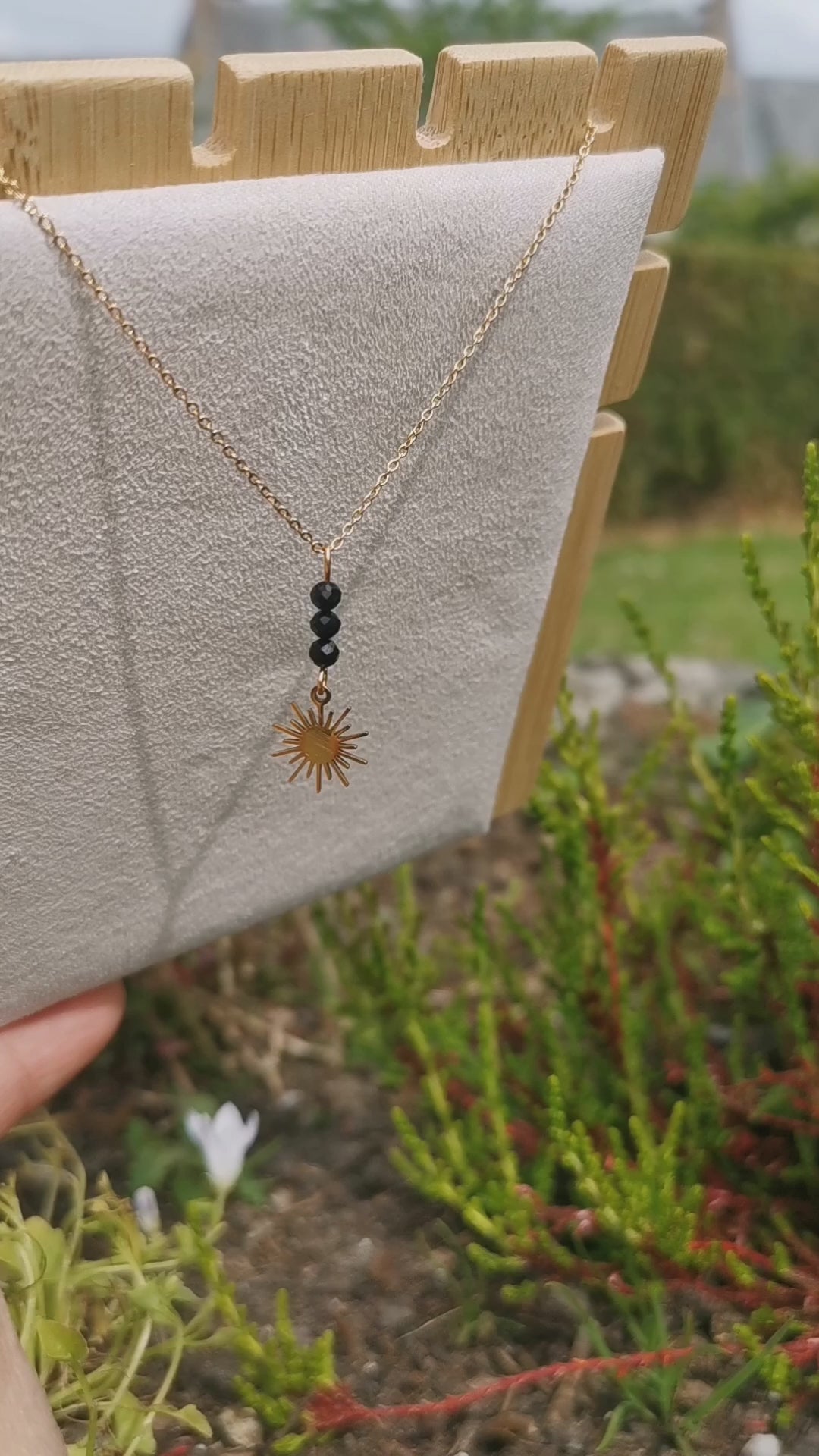 collier-soleil-eternel-pierre-naturelle-spinelle-noire-perle-facettee-acier-inoxydable-dore-video-1