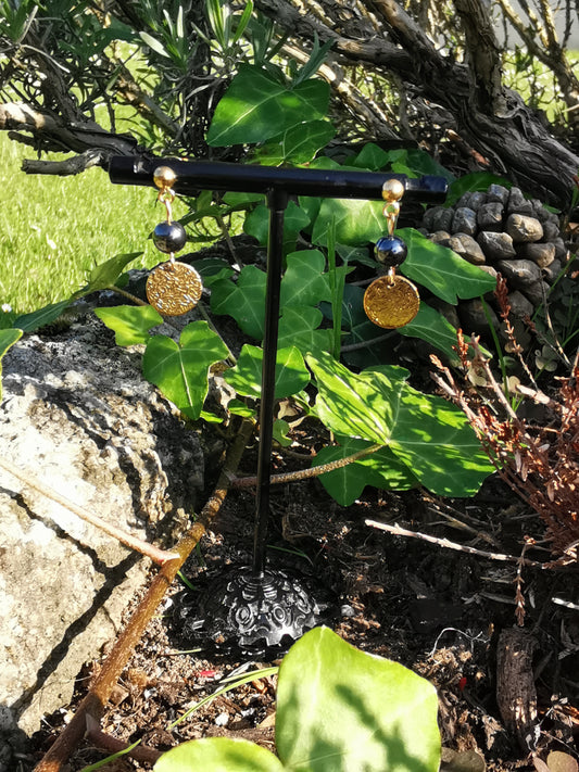 Boucles d'oreilles dorées médaillon martelé en pierres naturelles