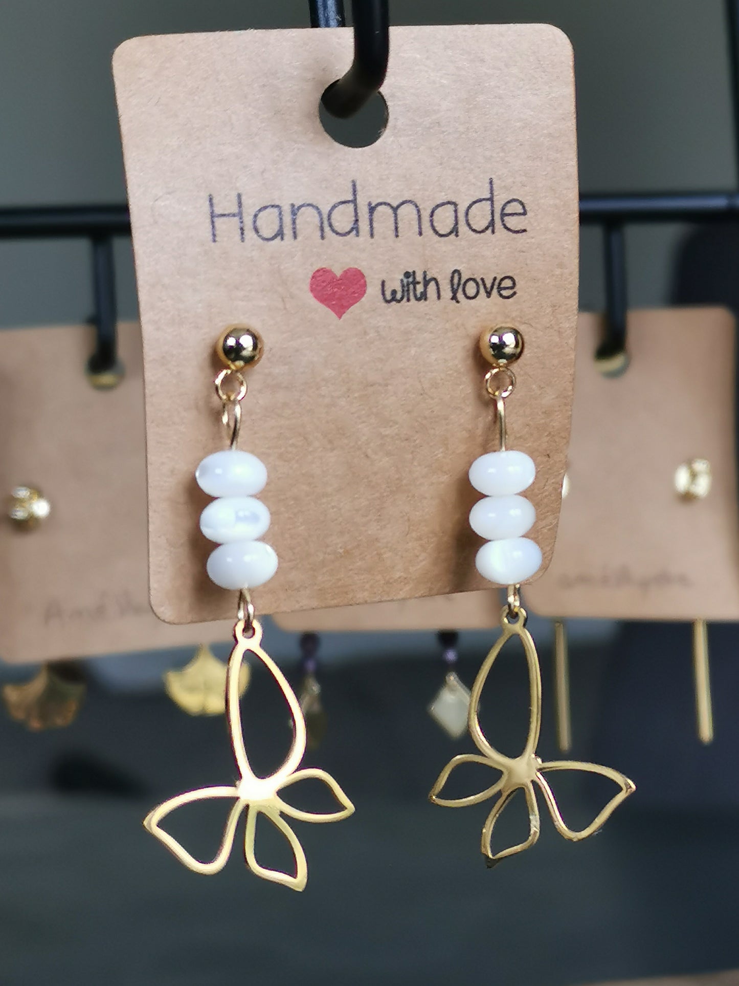 Boucles d'oreilles dorées Éclats d’Aurore en nacre blanche