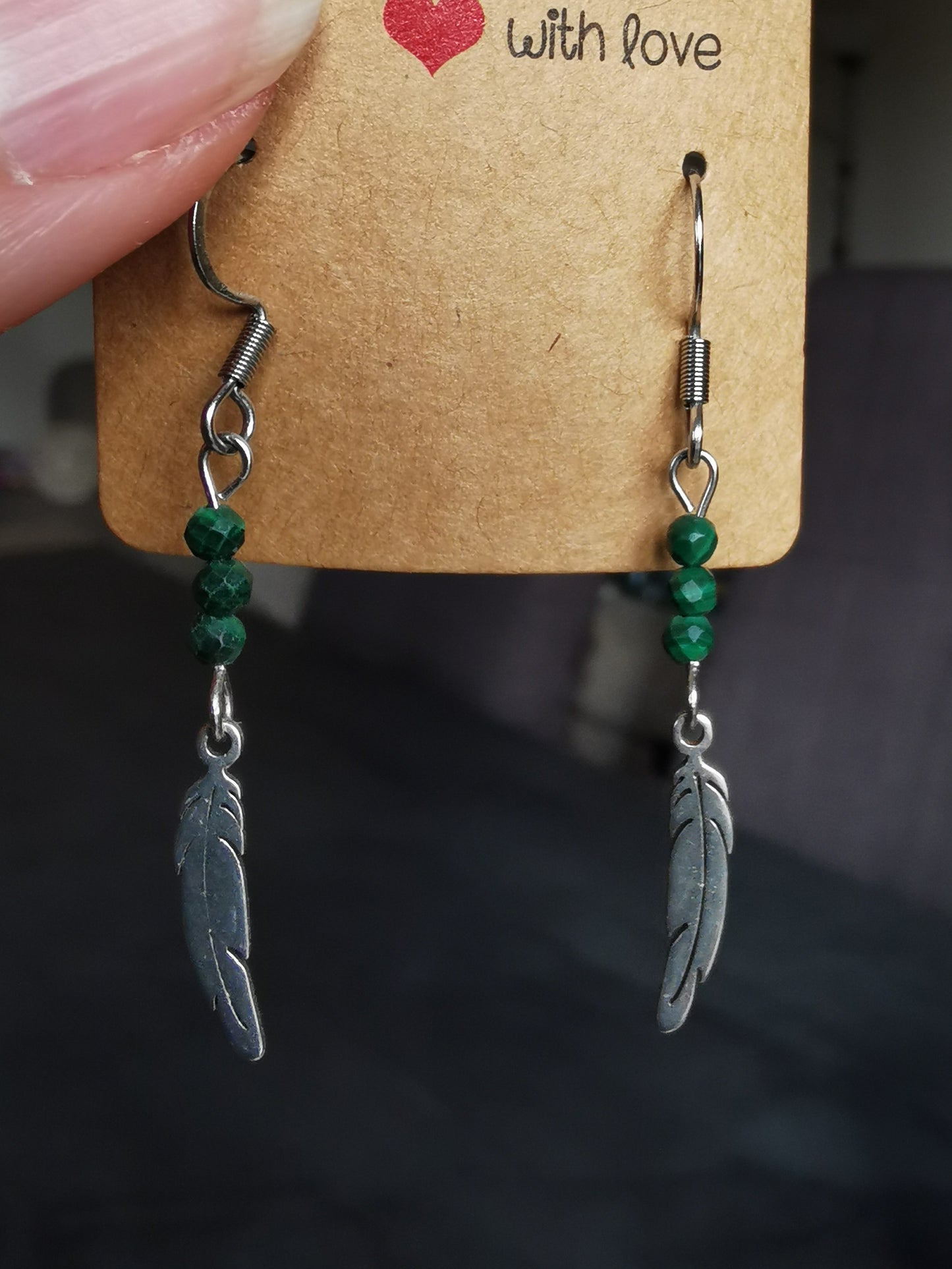 Boucles d'oreilles petites plumes en pierres naturelles