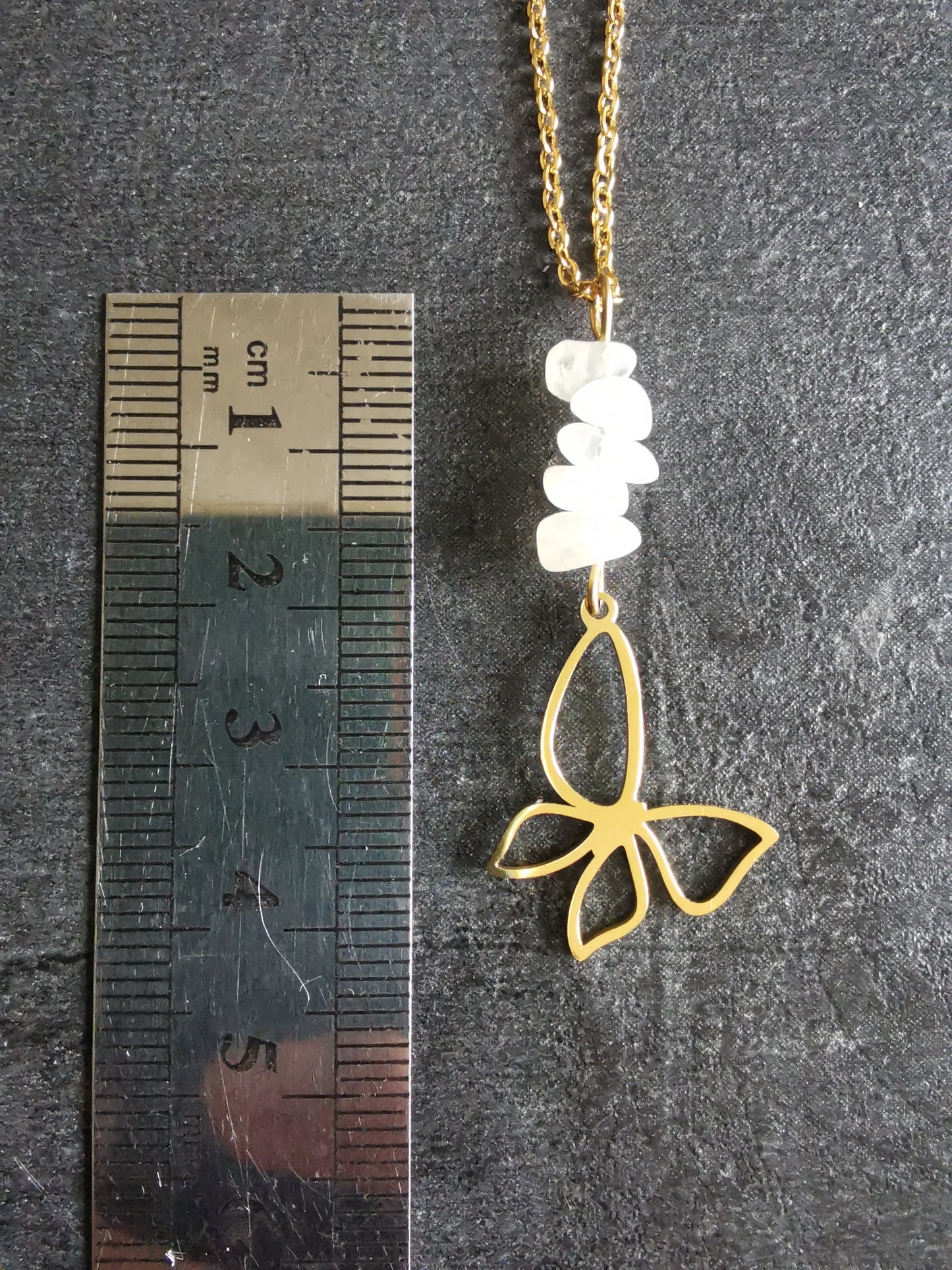 Collier Papillon doré en labradorite blanche