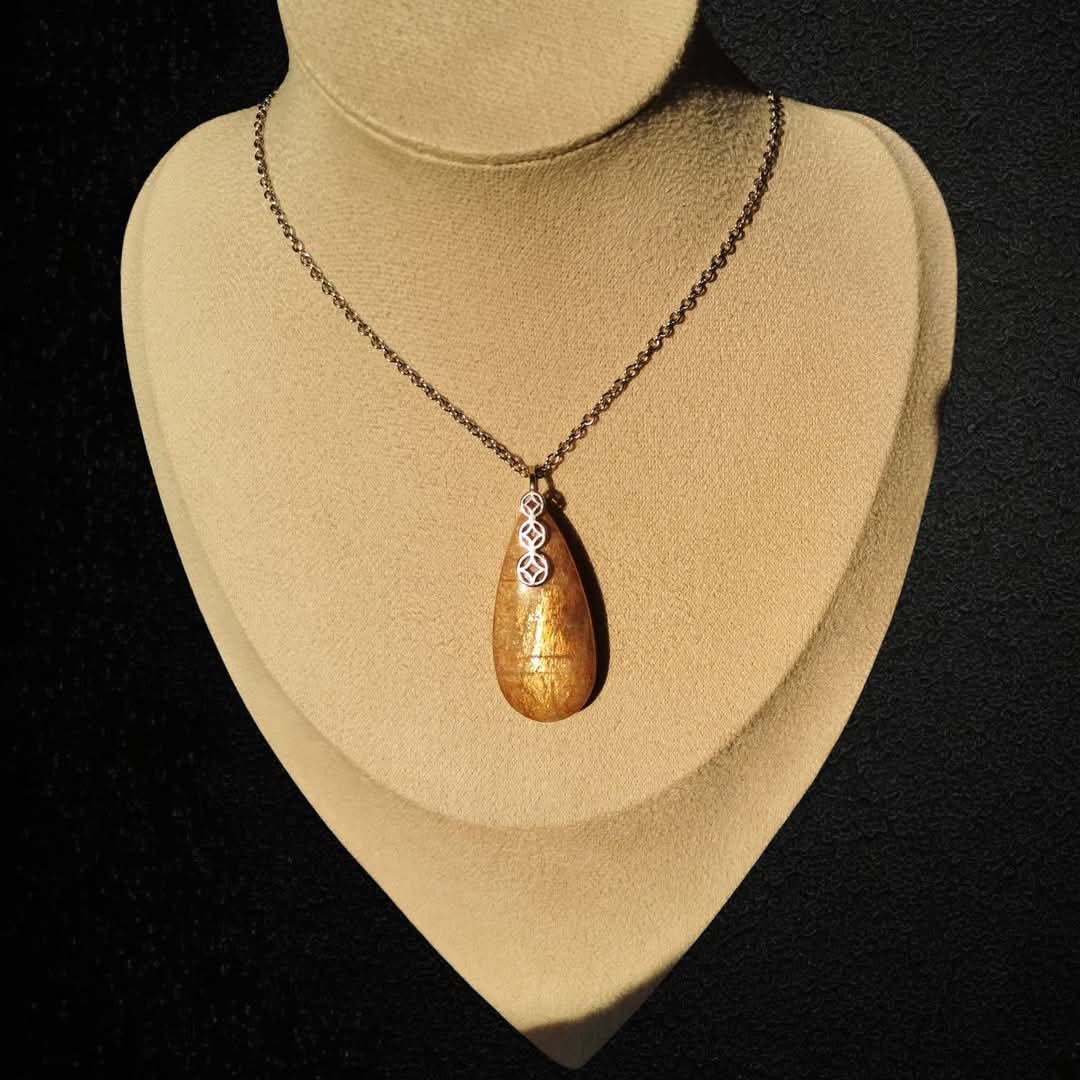 Pendentif en pierre de soleil avec sa chaîne