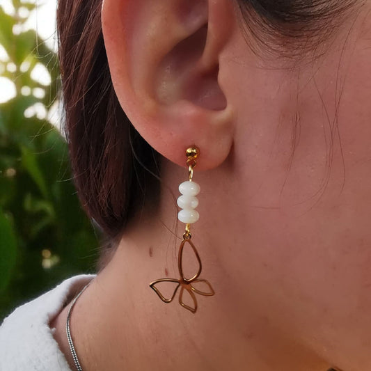 Boucles d'oreilles dorées Éclats d’Aurore en nacre blanche