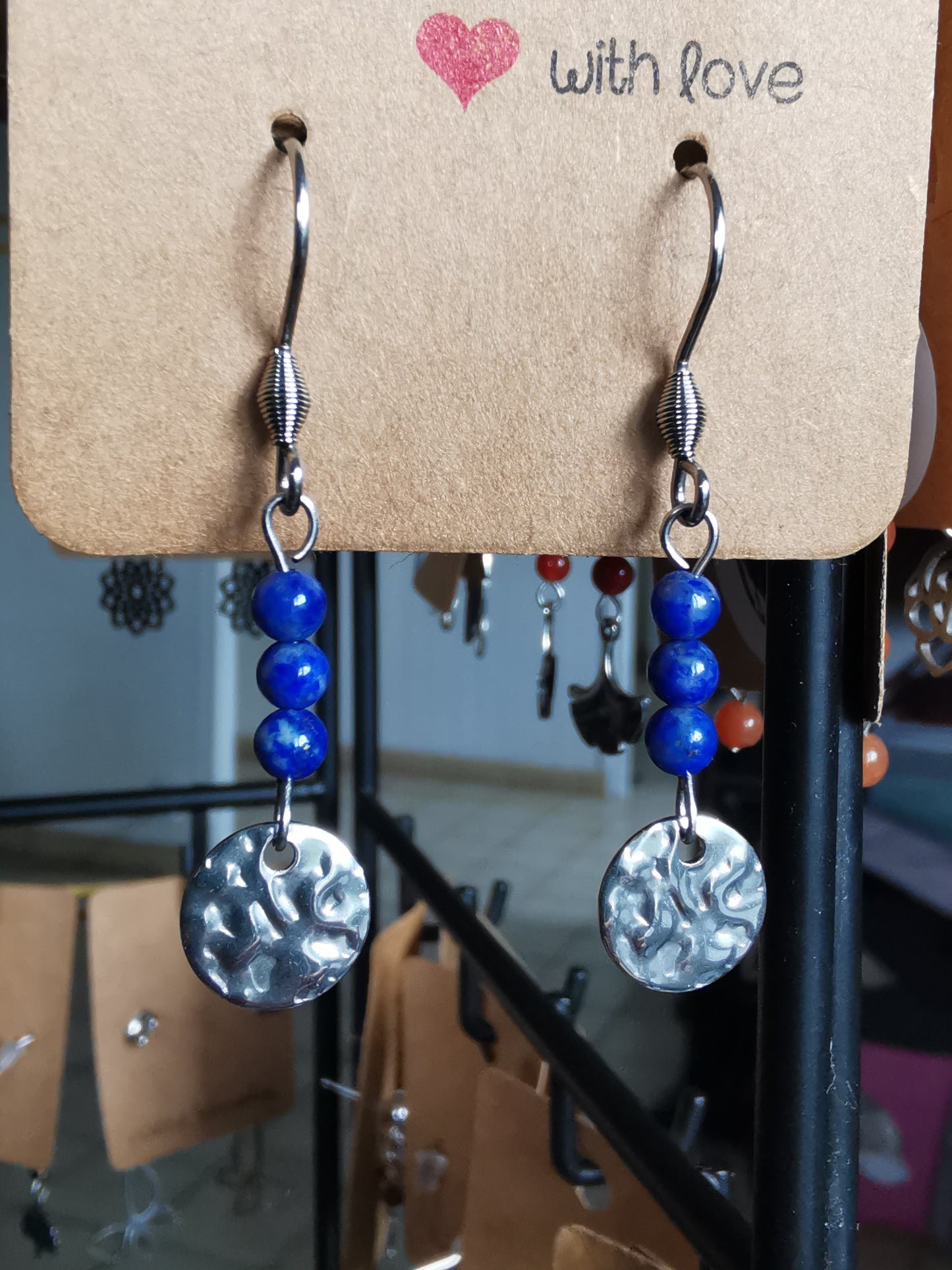 Boucles d'oreilles médaillon martelé en pierres naturelles