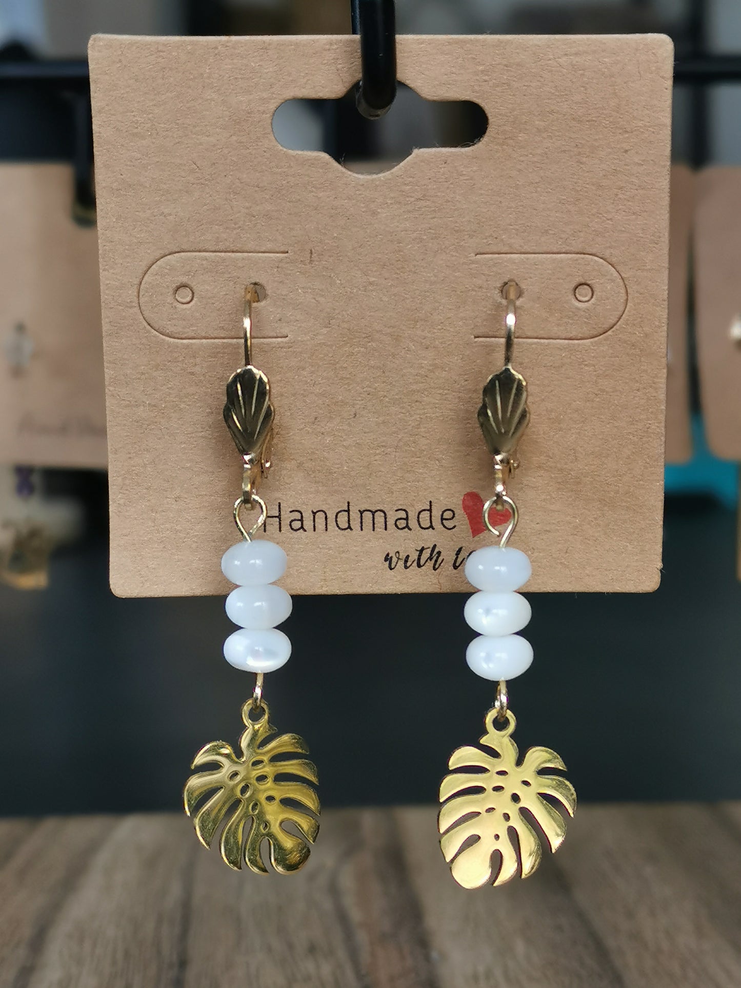 Boucles d'oreilles dorées Monstera Sauvage en nacre blanche - Dormeuses