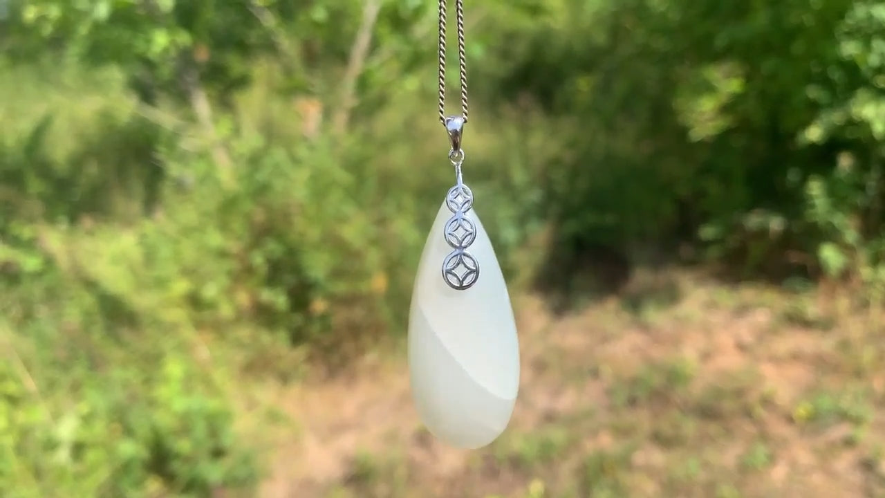 Pendentif en pierre de lune blanche avec sa chaîne