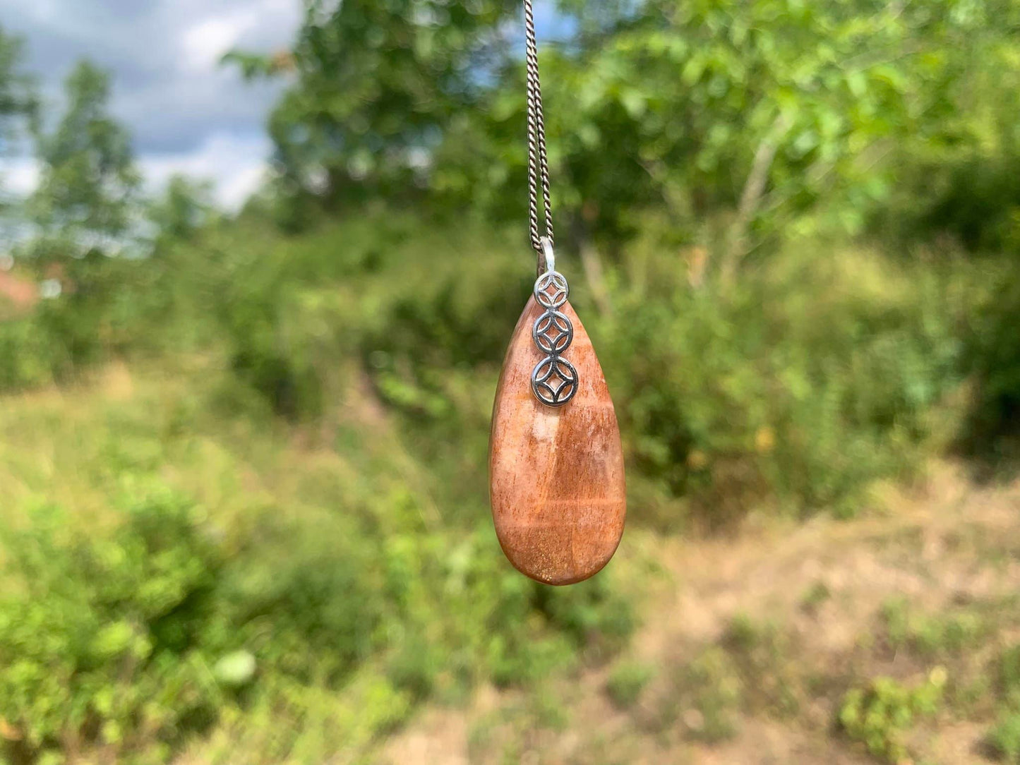 Pendentif en pierre de soleil avec sa chaîne