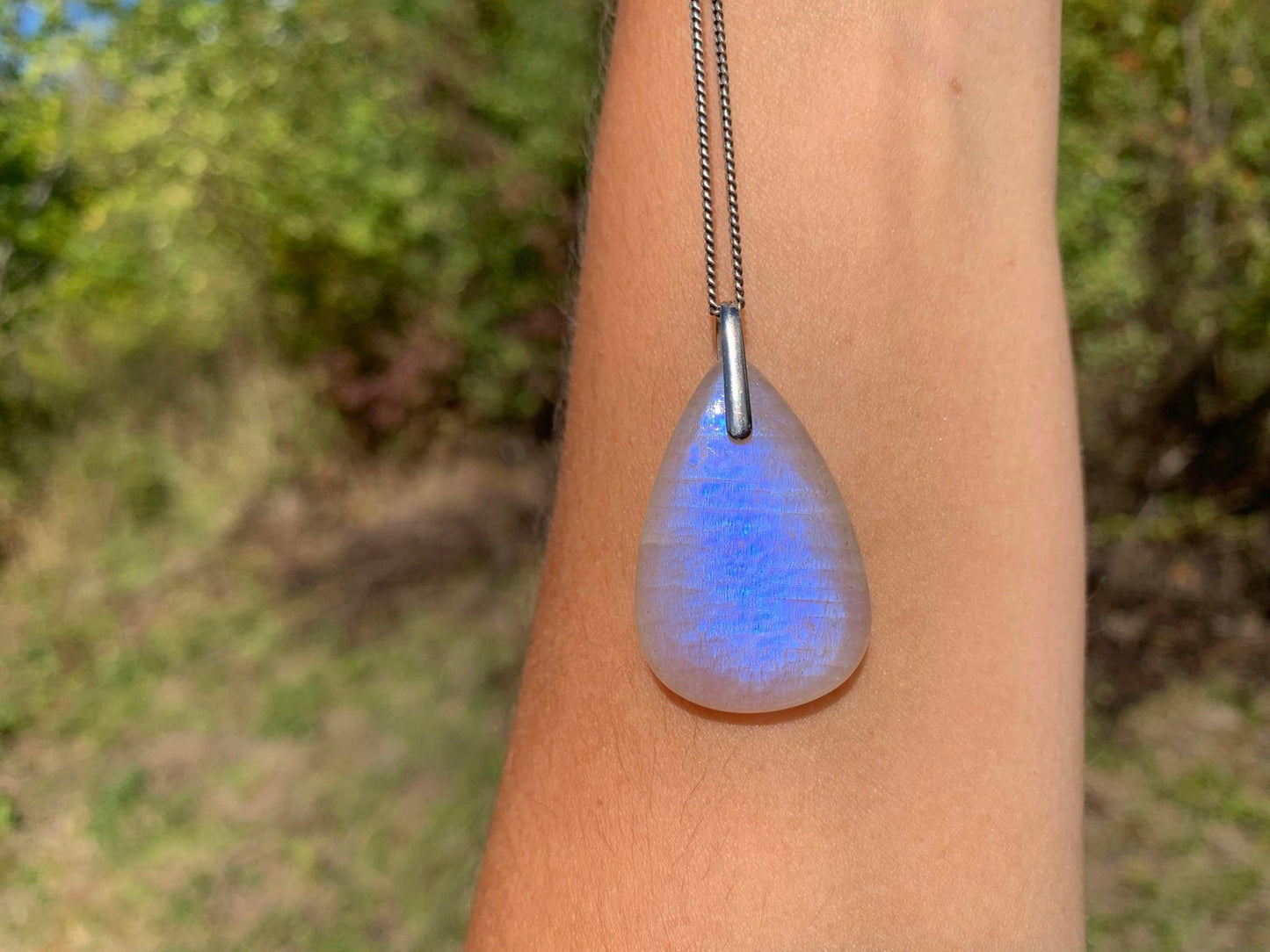 Pendentif en labradorite bleue avec sa chaîne