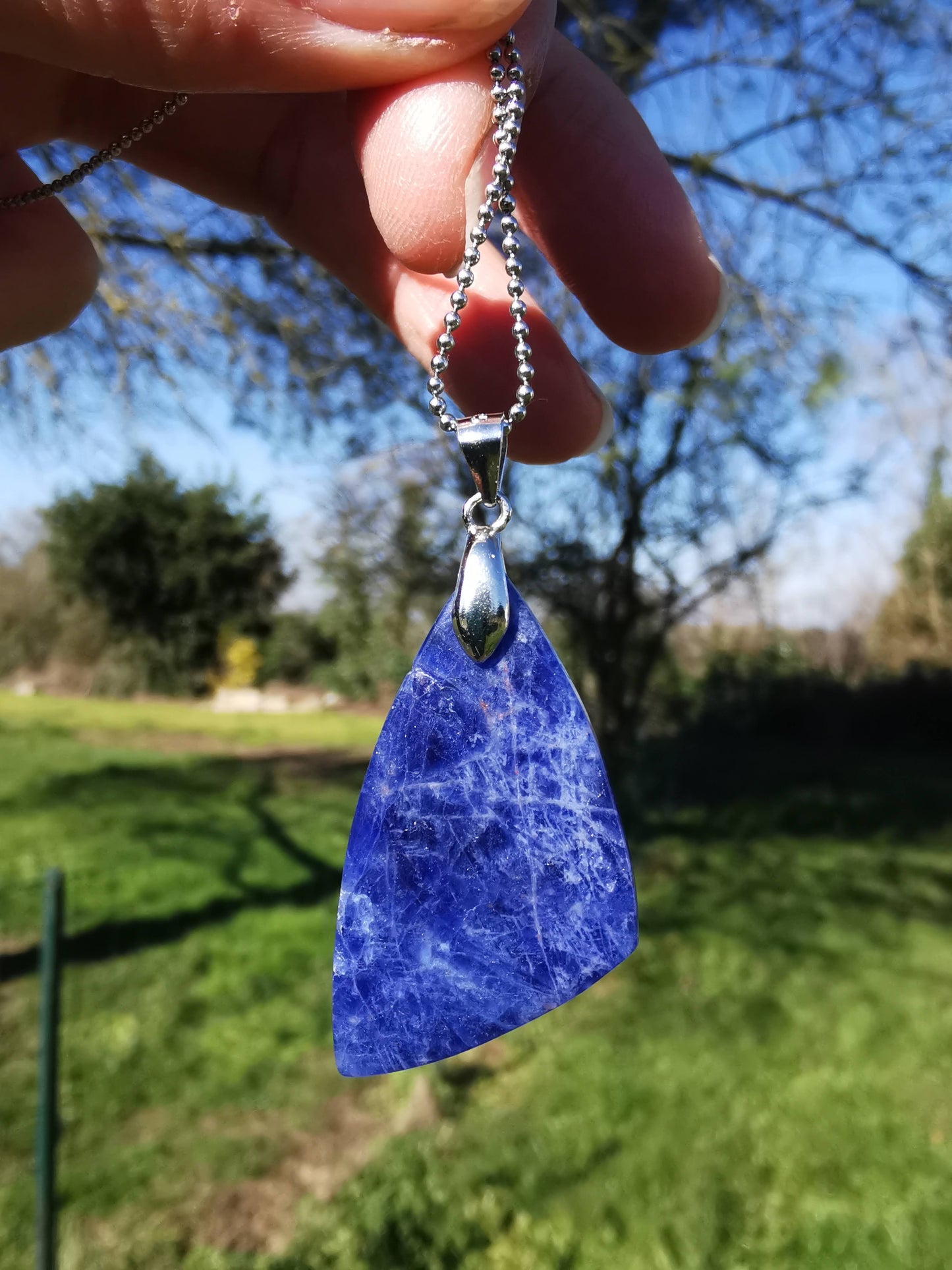 Pendentif en sodalite avec sa chaîne