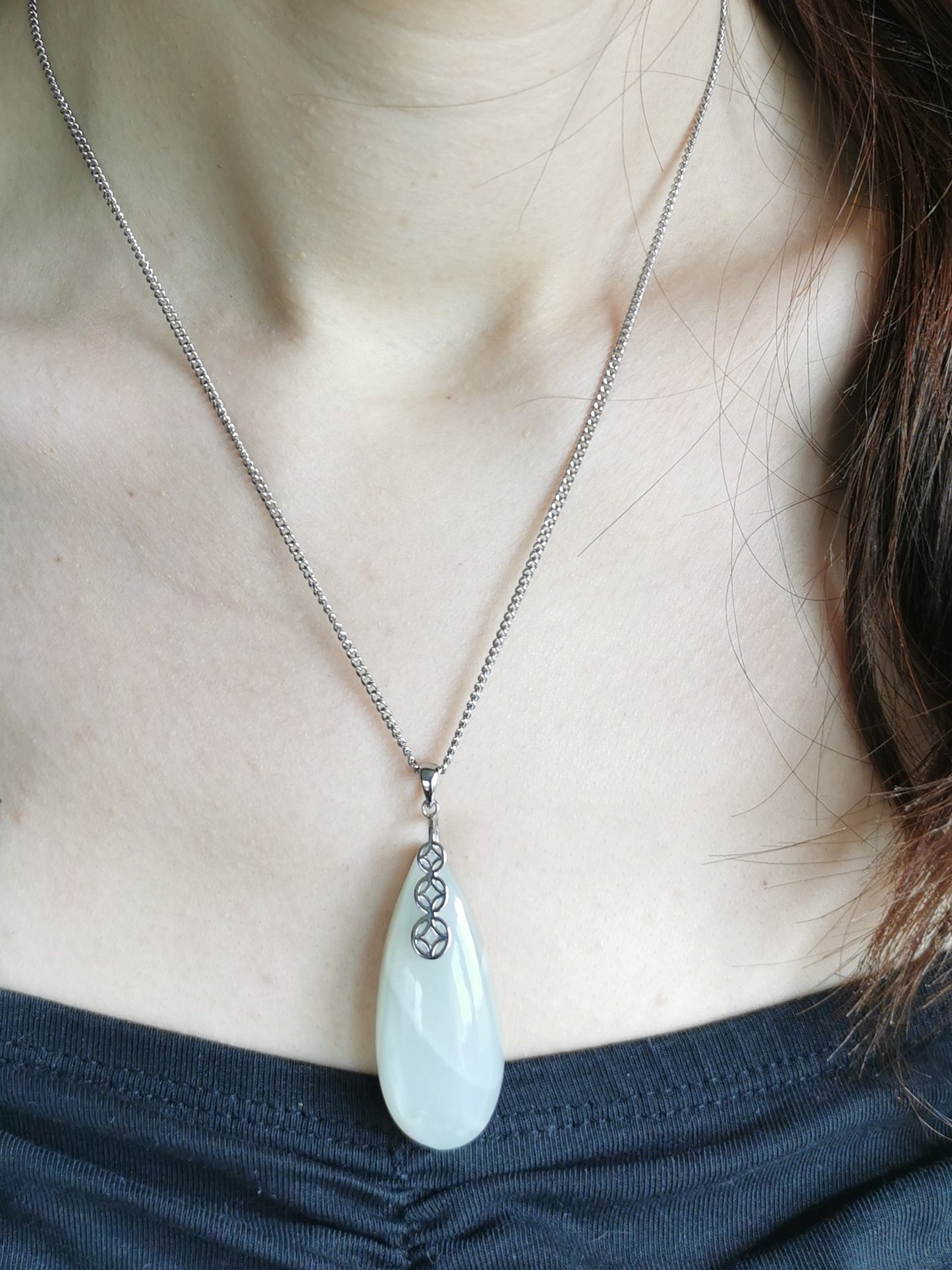 Pendentif en pierre de lune blanche avec sa chaîne