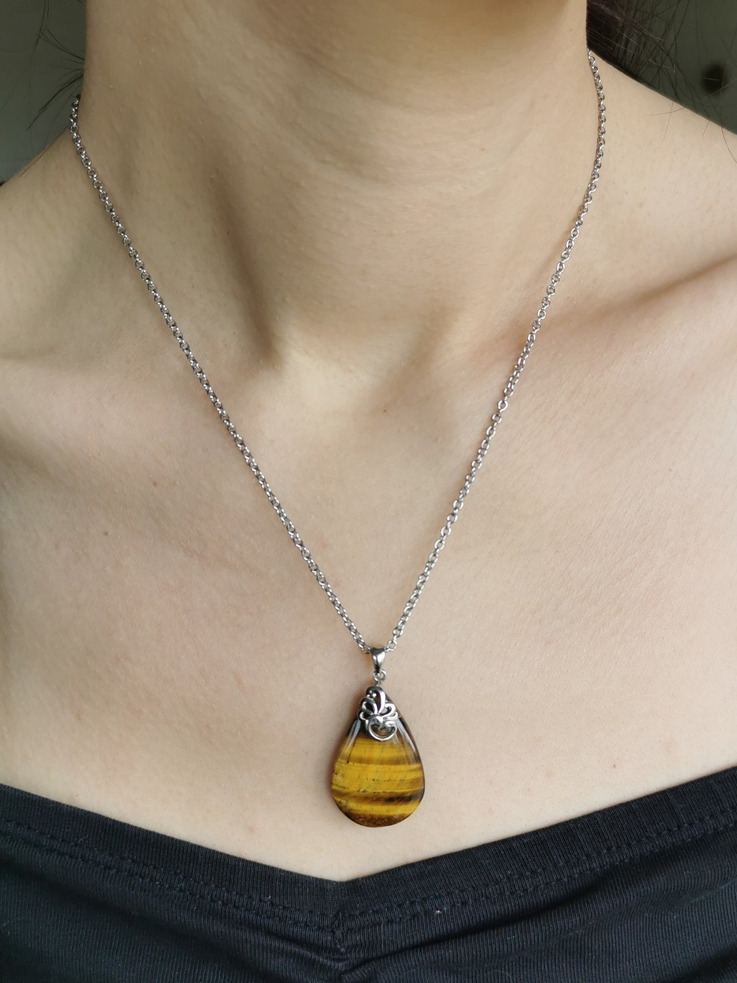 Pendentif en œil de tigre avec sa chaîne