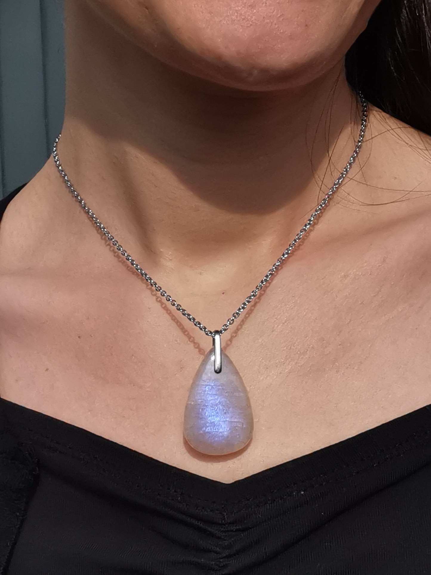 Pendentif en labradorite bleue avec sa chaîne