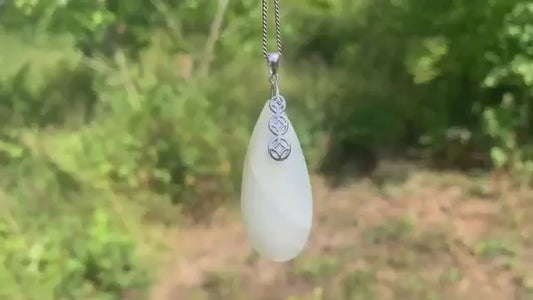 Pendentif en pierre de lune blanche avec sa chaîne