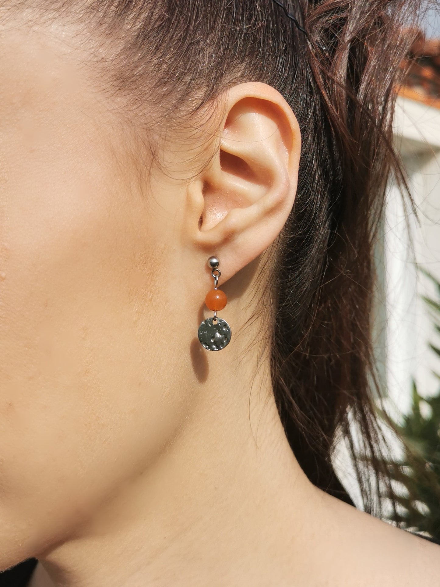 Boucles d'oreilles médaillon martelé en pierres naturelles