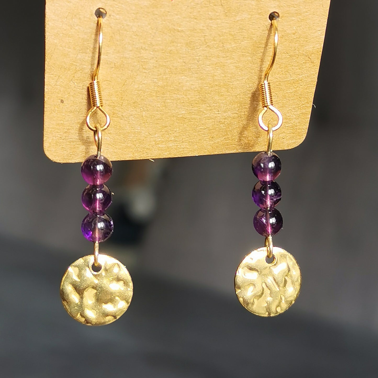 Boucles d'oreilles médaillon martelé en pierres naturelles