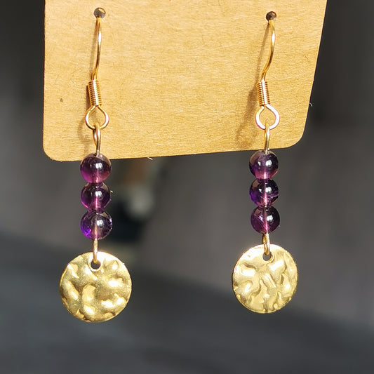 Boucles d'oreilles dorées médaillon martelé en pierres naturelles