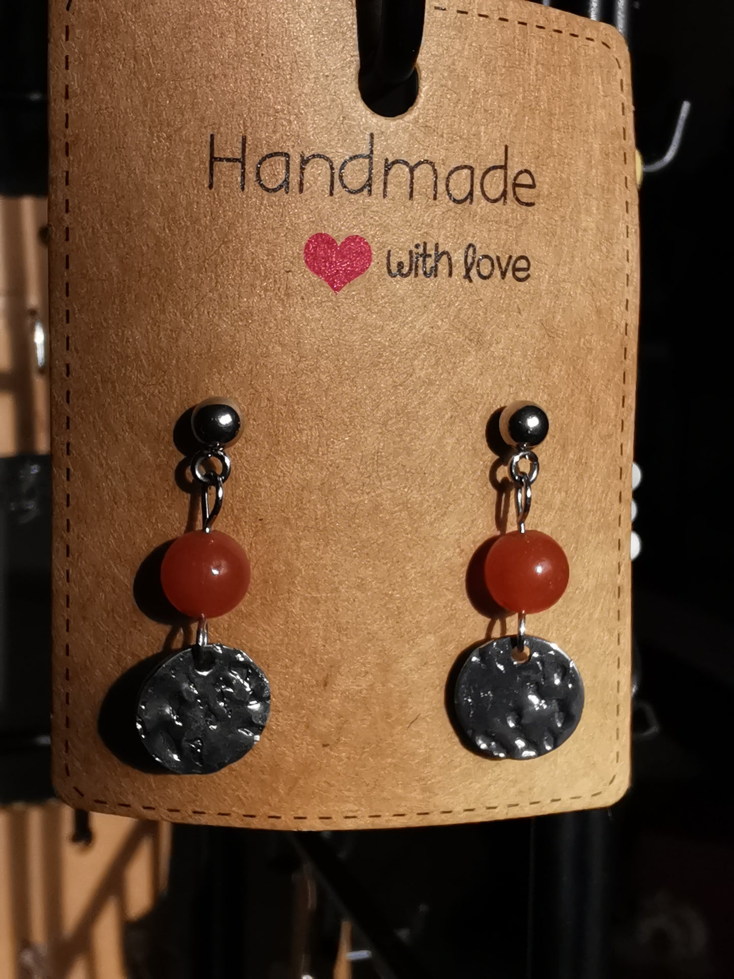 Boucles d'oreilles médaillon martelé en pierres naturelles