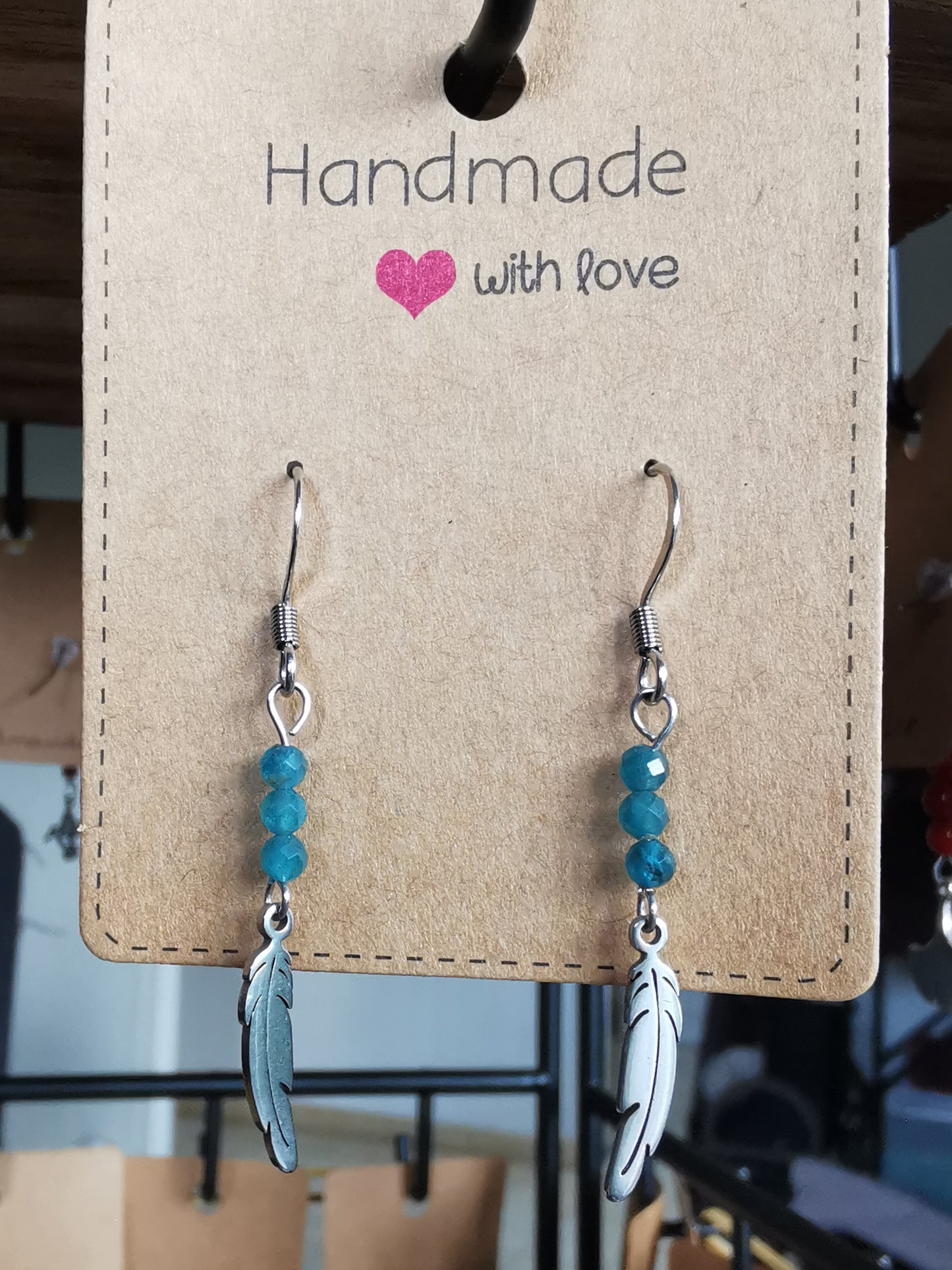 Boucles d'oreilles petites plumes en pierres naturelles