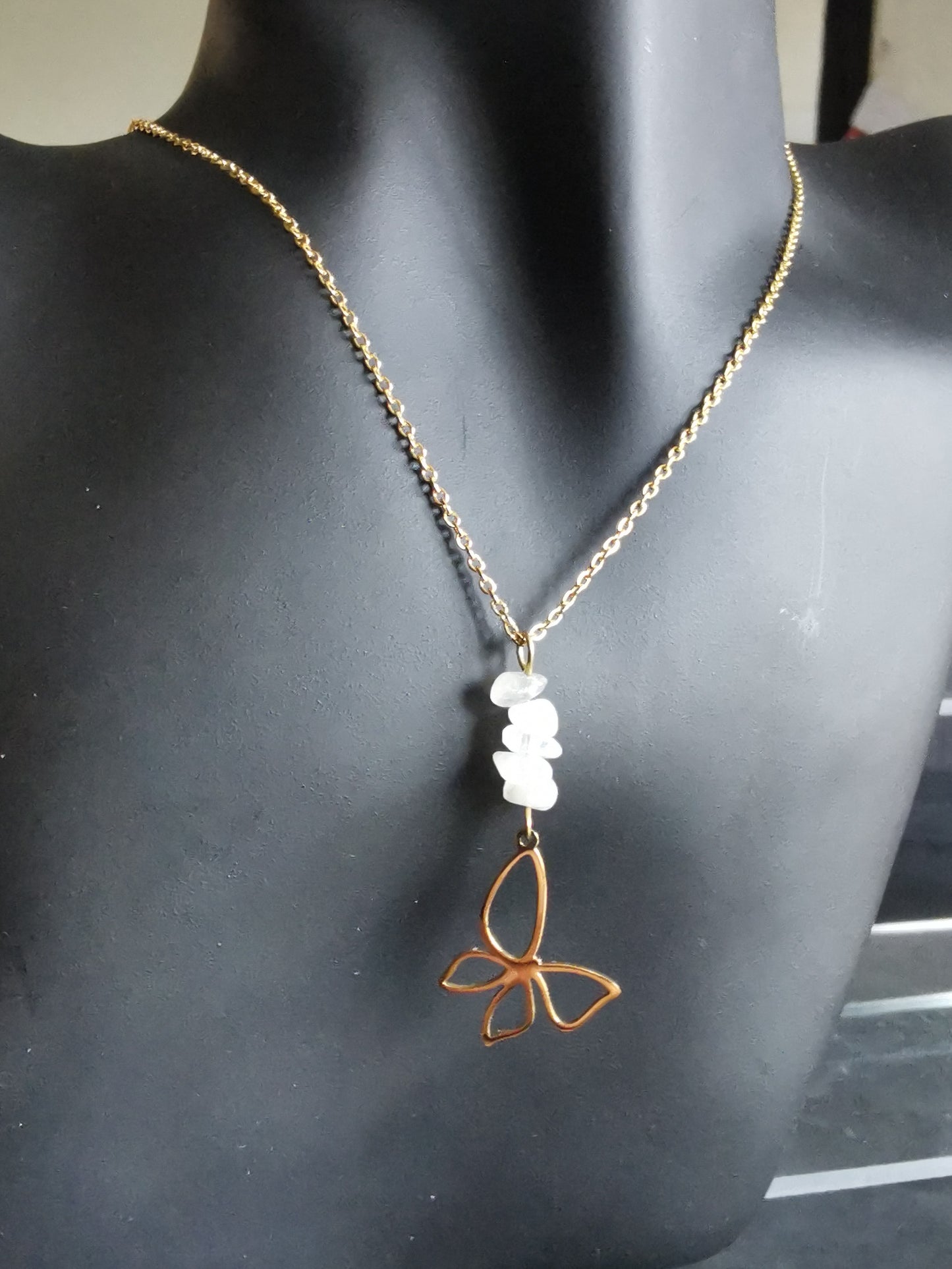 Collier Papillon doré en labradorite blanche