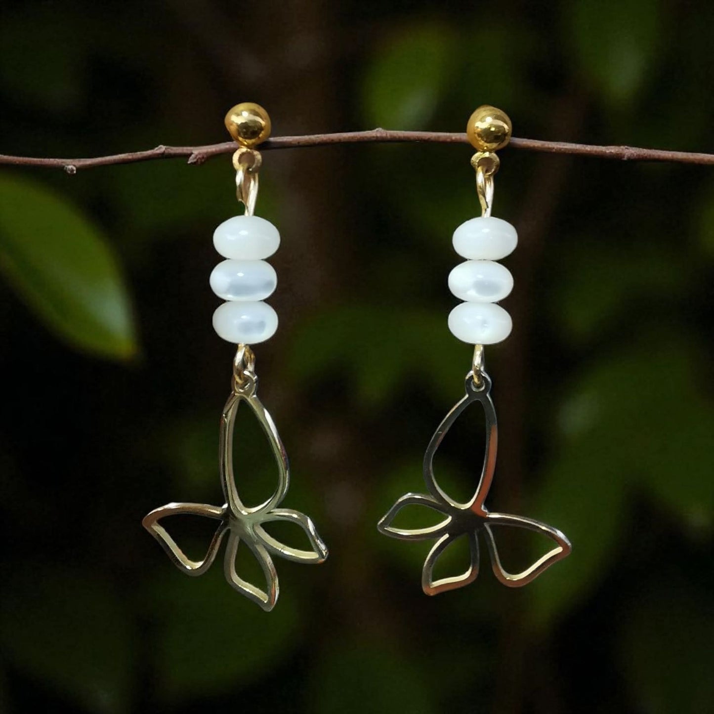 Boucles d'oreilles dorées Éclats d’Aurore en nacre blanche