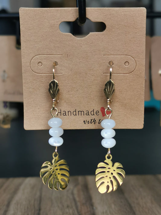 Boucles d'oreilles dorées Monstera Sauvage en nacre blanche - Dormeuses