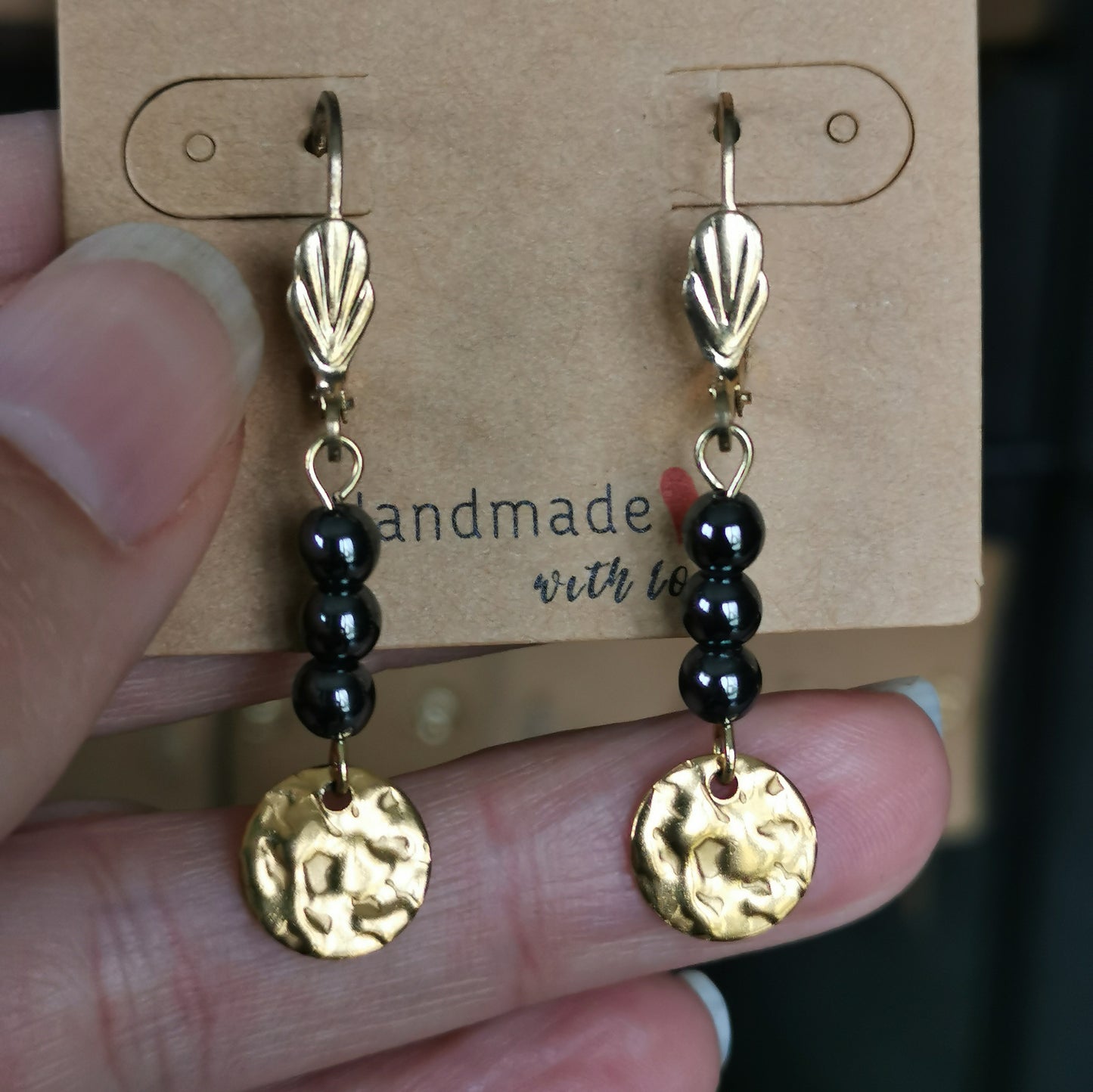 Boucles d'oreilles médaillon martelé en pierres naturelles