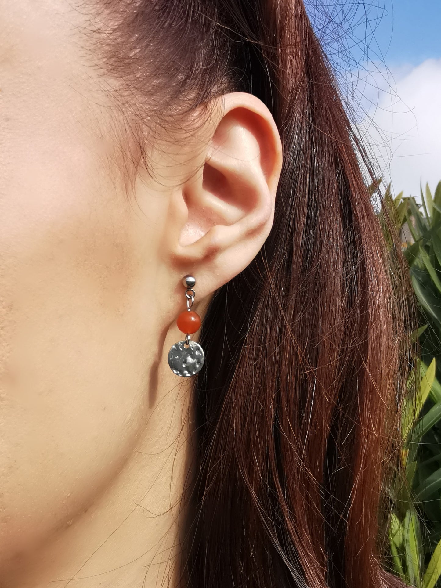 Boucles d'oreilles médaillon martelé en pierres naturelles