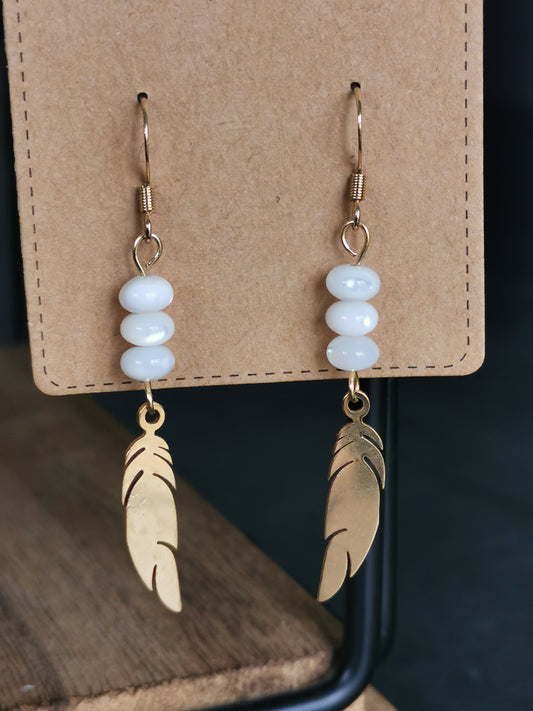 Boucles d'oreilles Plumes en nacre blanche